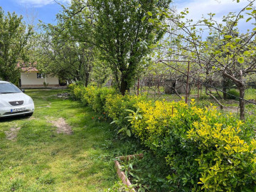 تصویر خانه باغ روستایی نبات نزدیک کوهستان و دریا (گیسوم)