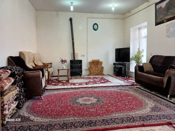 تصویر خانه ویلایی با ارتفاع و بالکن بزرگ و پارکينگ