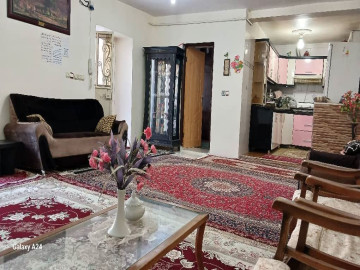 تصویر خانه ویلایی با ارتفاع و بالکن بزرگ و پارکينگ