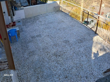 تصویر خانه ویلایی با ارتفاع و بالکن بزرگ و پارکينگ