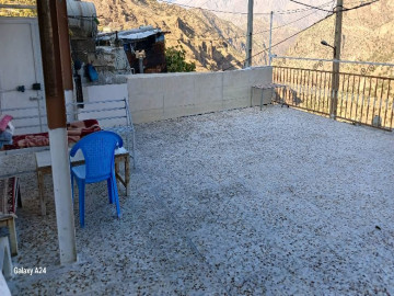 تصویر خانه ویلایی با ارتفاع و بالکن بزرگ و پارکينگ