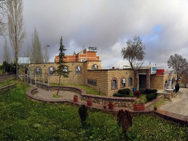 تصویر مسافرخانه جهانگردی غار علیصدر همدان