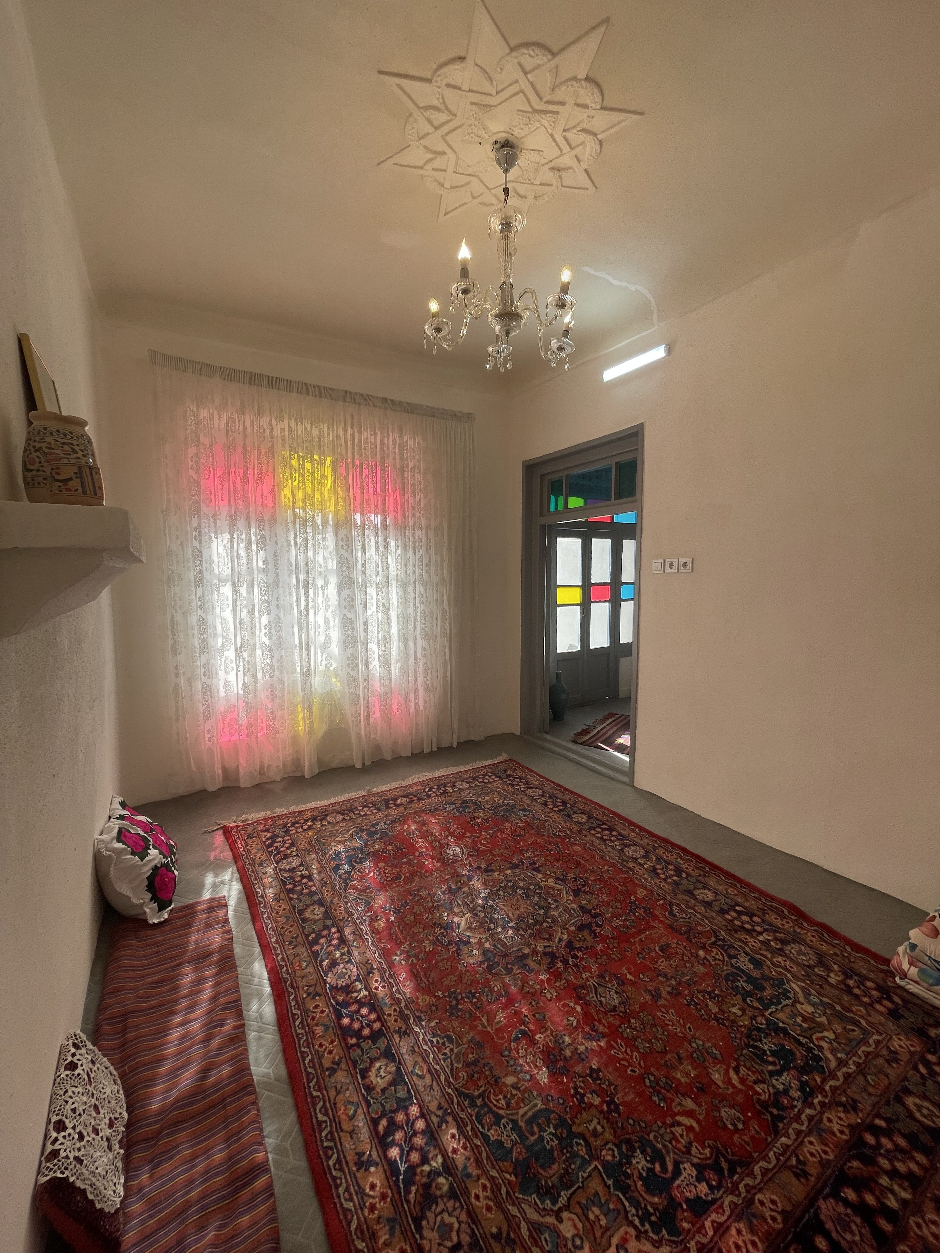 تصویر اتاق سه نفره گل بانو (خانه تاریخی هاشمی)