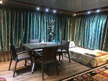 عکس اتاق شیشه ای بزرگ طبقه بالا