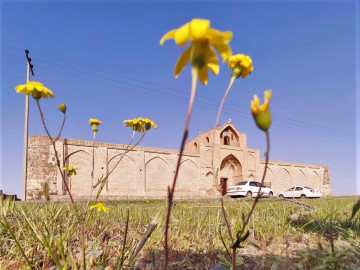 تصویر کاروانسرای سنتی کویری در زنبورک قم