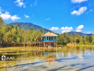 تصویر کلبه چوبی روی آب در گیلان - سراوان