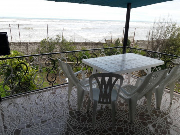 عکس ویلا ٢ خوابه ساحلی رو به دریا