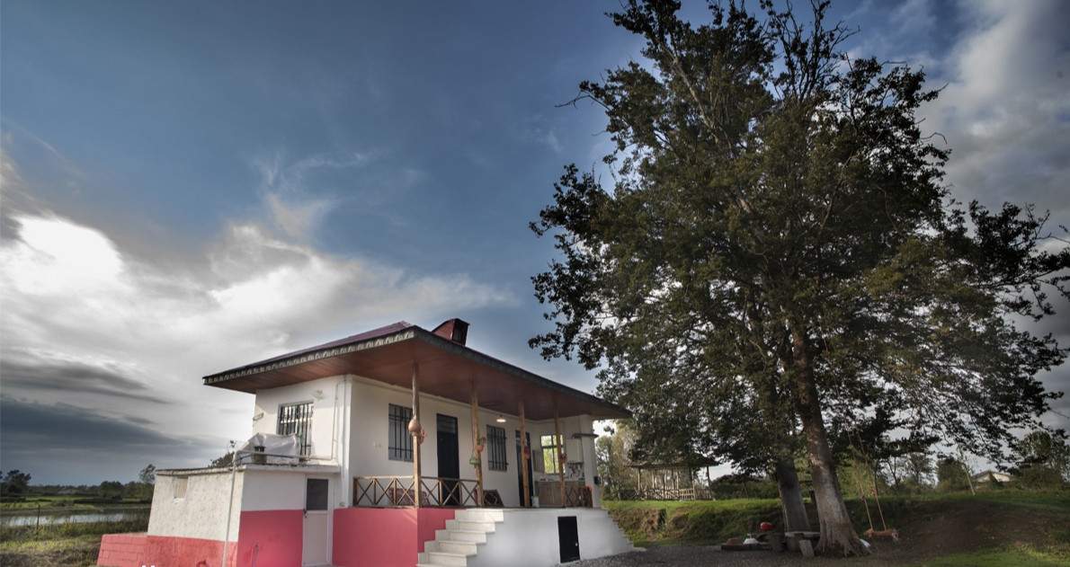 عکس ویلای یک خوابه روستایی سنتی دو درخت