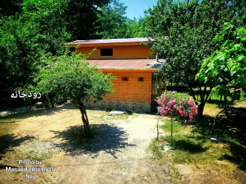 عکس کلبه چوبی لب رودخانه جاده اسالم