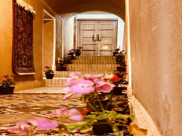 عکس اقامتگاه بوم‌گردی دادمهر یزد (اتاق سه دری)