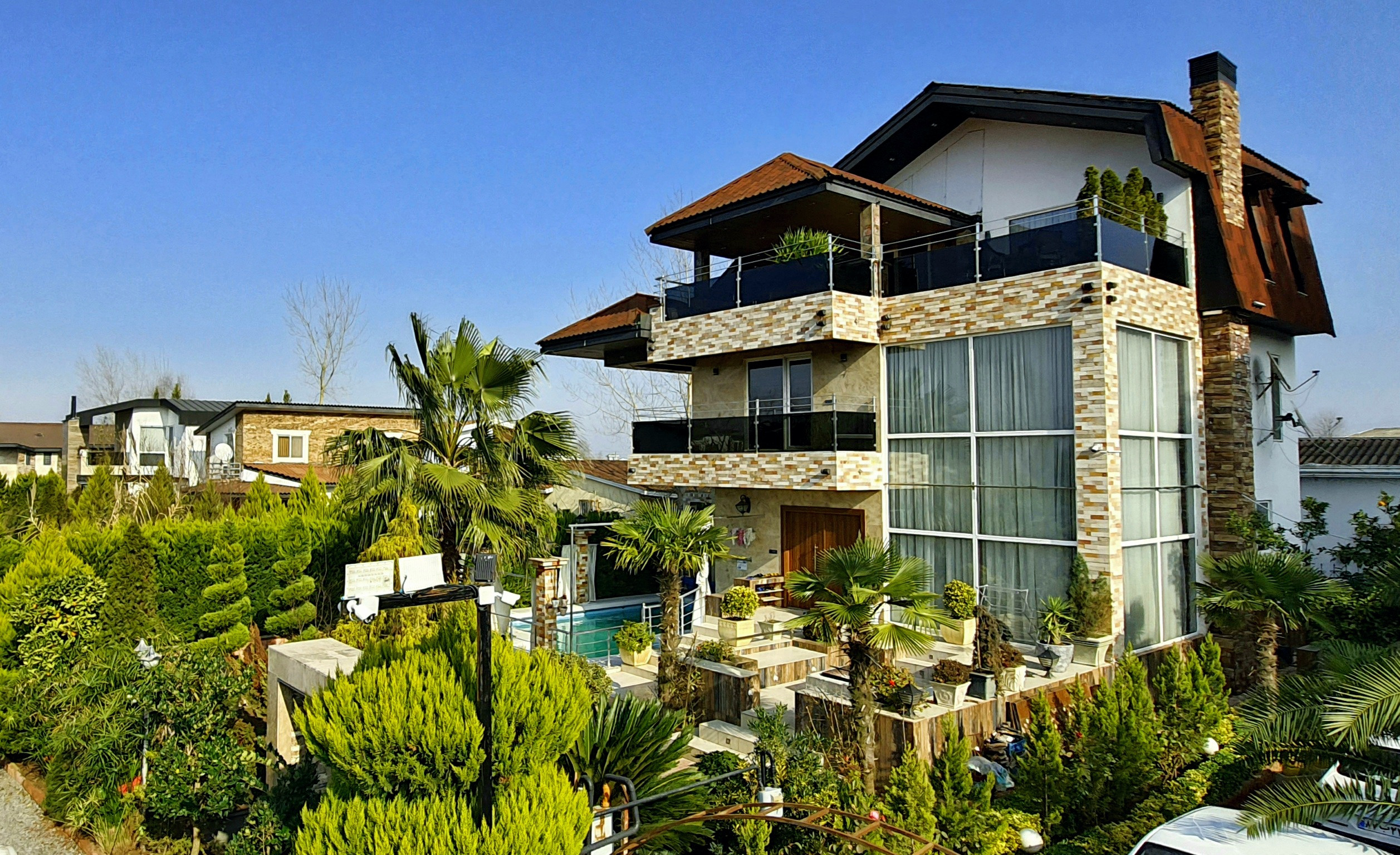 عکس ویلای شهرکی باران تریبلکس مدرن استخردار نور