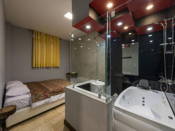 عکس هاستل رگ راگ (اتاق خصوصی جکوزی)