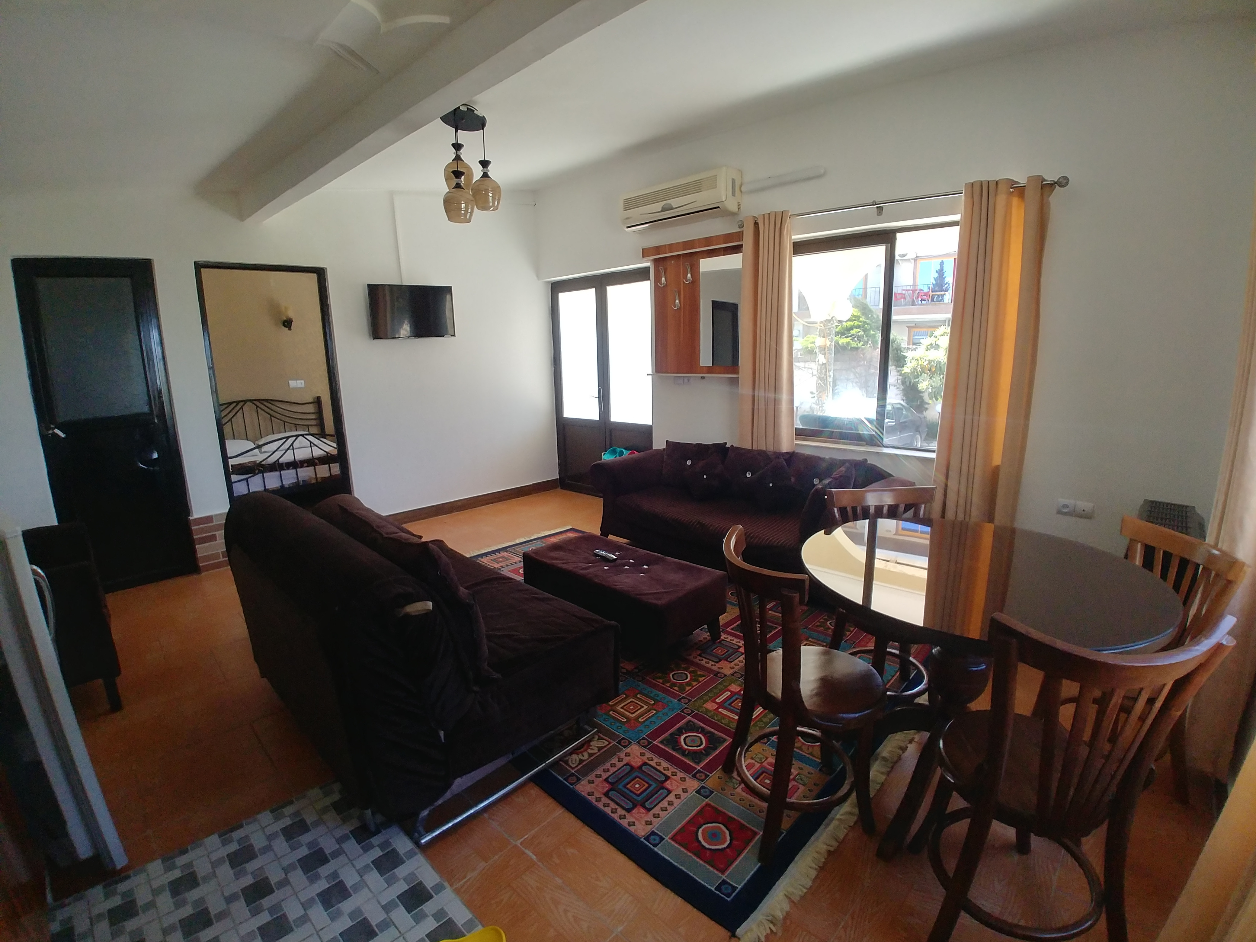 عکس واحد پنج تخته ساحلی با چشم انداز دریا