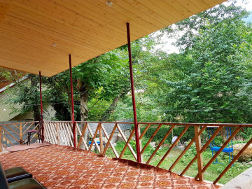 تصویر باغ ویلا چوبی، دربست کنار رودخانه