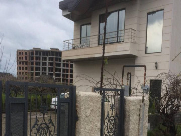 عکس ویلا خانه سفید با ویو دریا و جنگل