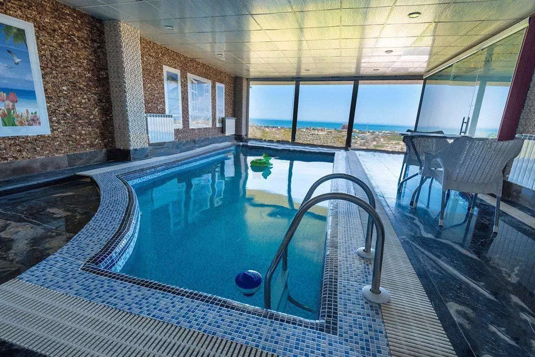 عکس ویلا لوکس استخر آب‌گرم جنگلی