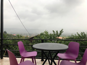 تصویر کلبه چوبی جنگلی با چشم انداز عالی