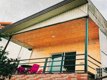 تصویر کلبه چوبی جنگلی با چشم انداز عالی