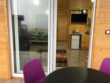 تصویر کلبه چوبی جنگلی با چشم انداز عالی