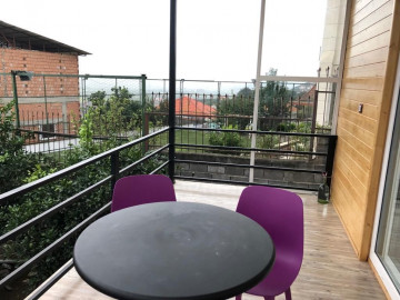 تصویر کلبه چوبی جنگلی با چشم انداز عالی