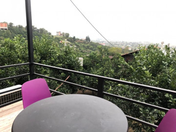 تصویر کلبه چوبی جنگلی با چشم انداز عالی