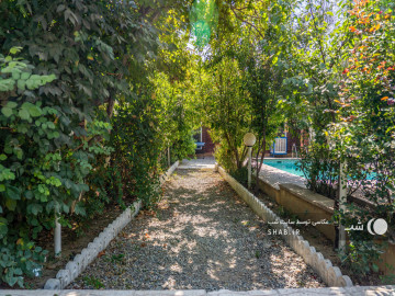 تصویر باغ ویلا با حیاط سرسبز واستخر سرپوشیده آب‌گرم