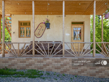 تصویر کلبه چوبی مبله، طبقه دوم، همراه تراس با ویوی جنگل