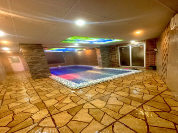 تصویر دربست، استخر سرپوشیده آبگرم ،فوتبال دستی