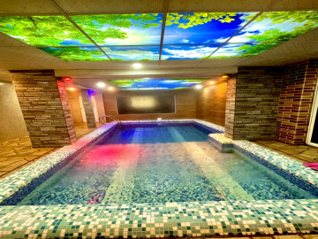 تصویر دربست، استخر سرپوشیده آبگرم ،فوتبال دستی