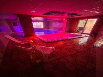 تصویر دربست، استخر سرپوشیده آبگرم ،فوتبال دستی