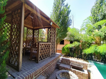 تصویر باغ ویلا گلبوته، استخر روباز، دوبلکس با سقف چوبی