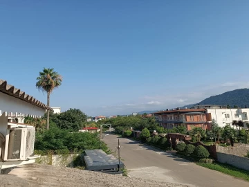 عکس نزدیک کاخ رو به جنگل گلچین